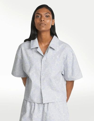 PLAYERA PUMA W CLASSICS SUMMER RESORT AOP TWILL SS SHIRT