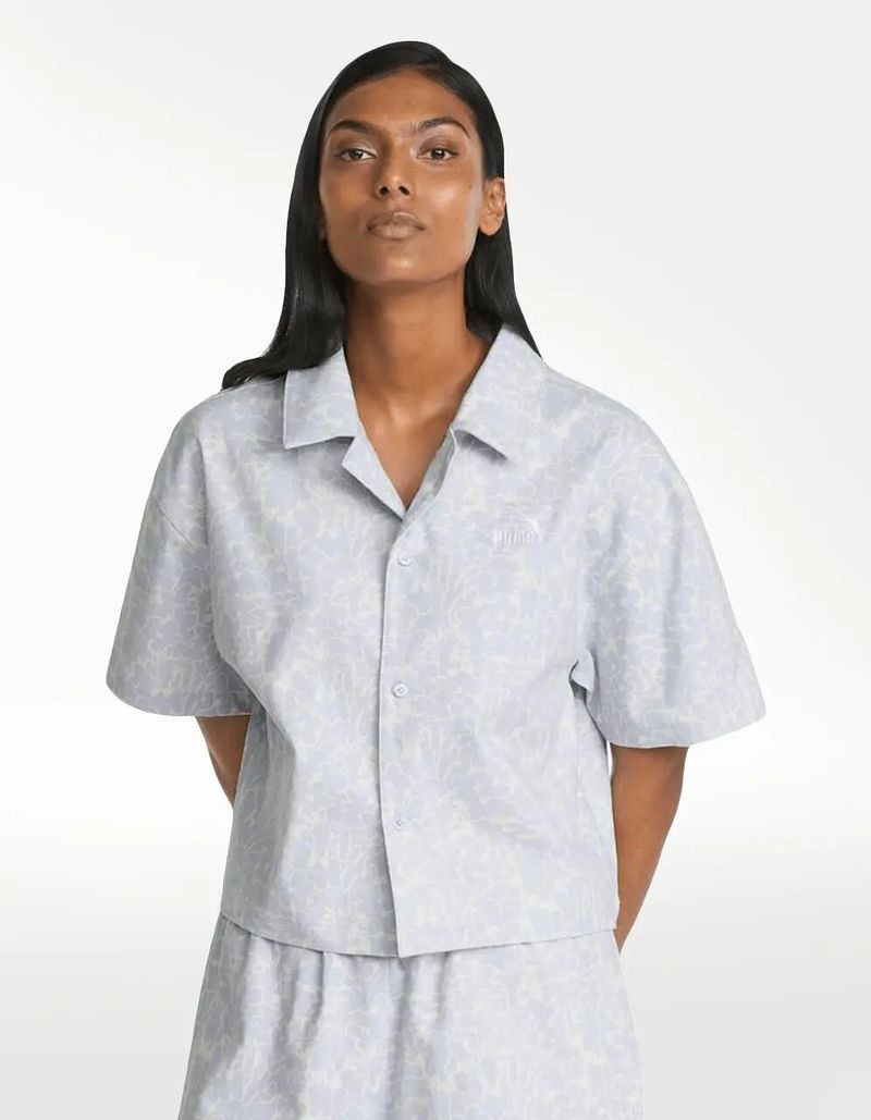 PLAYERA-PUMA-W-CLASSICS-SUMMER-RESORT-AOP-TWILL-SS-SHIRT-TAF