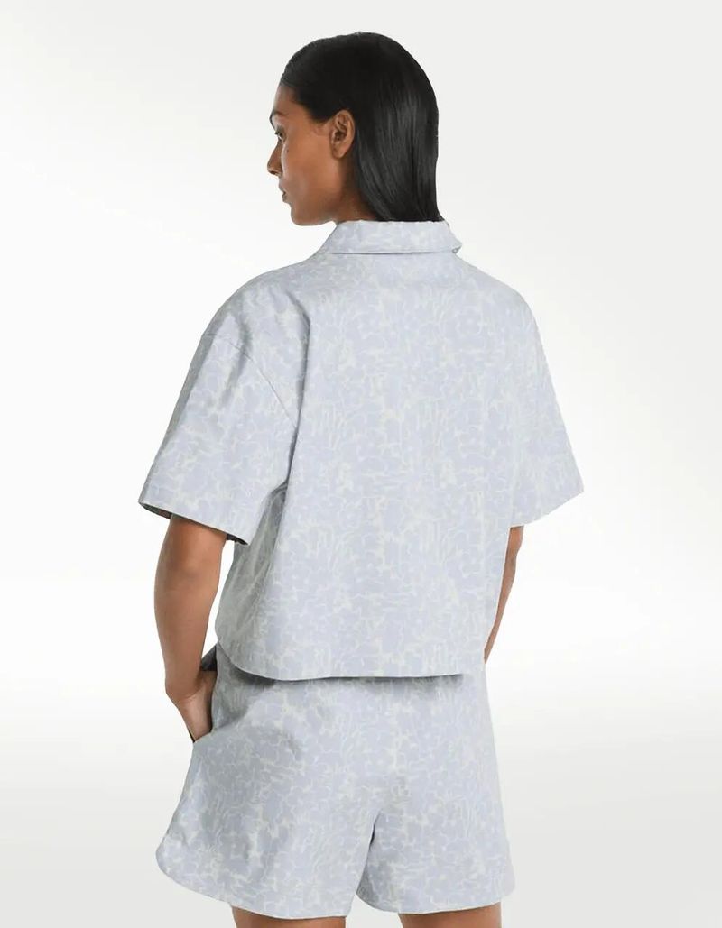 PLAYERA-PUMA-W-CLASSICS-SUMMER-RESORT-AOP-TWILL-SS-SHIRT-TAF