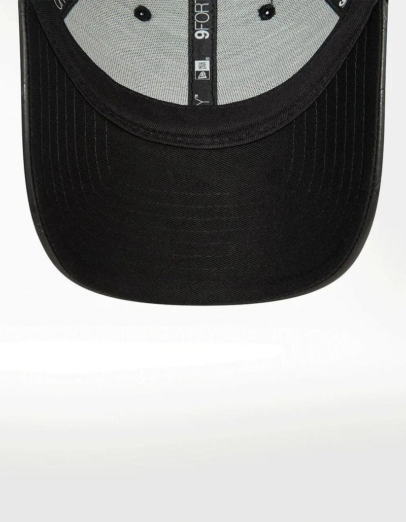 GORRA-NEW-ERA-CAP-WMNS-PU-MONOGRAM-9FORTY-NEYYAN--BLK