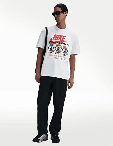 PLAYERA NIKE U NSW M90 OC SOLE FOOD