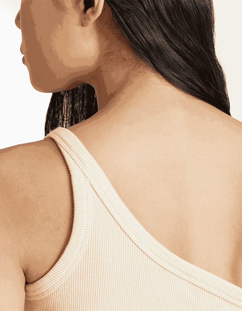 JC7557_5_APPAREL_On-Model_Detail-View-2_transparent_71_11zon.png