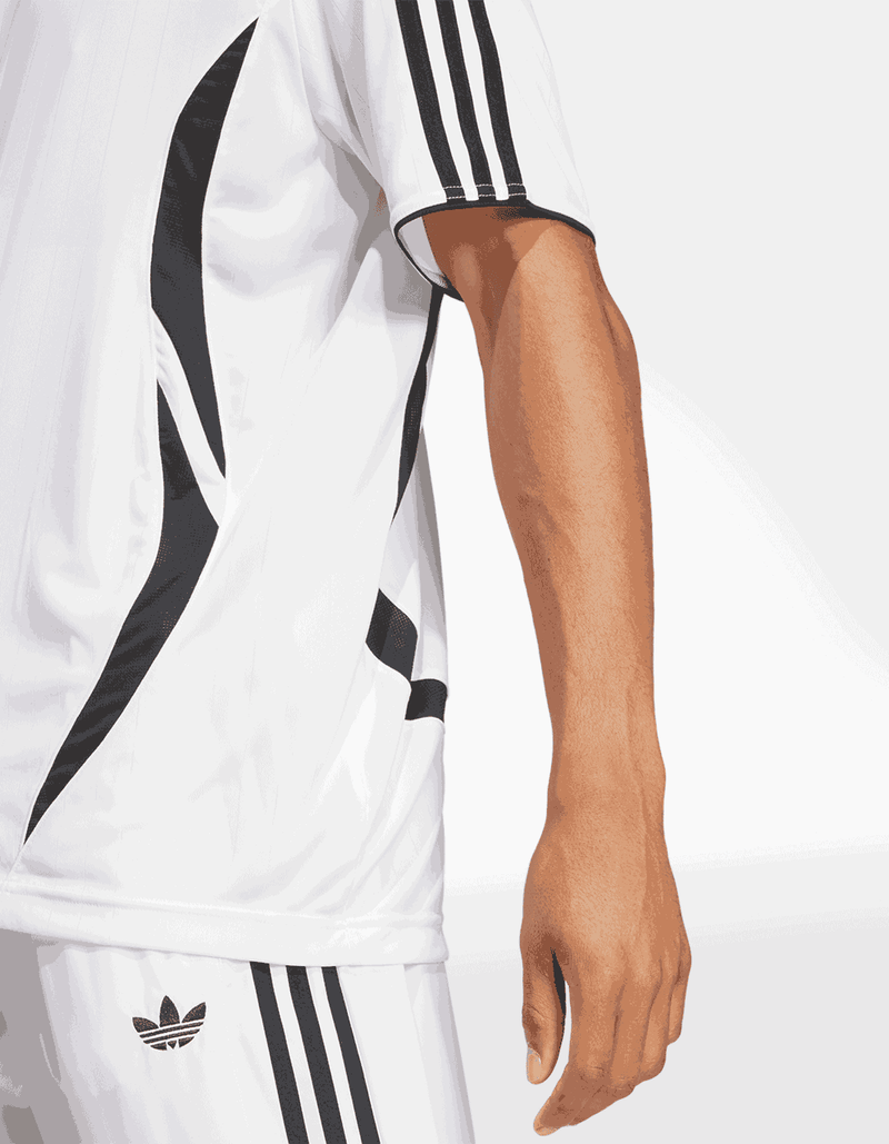 JP1113_5_APPAREL_On-Model_Detail-View-1_transparent_36_11zon.png