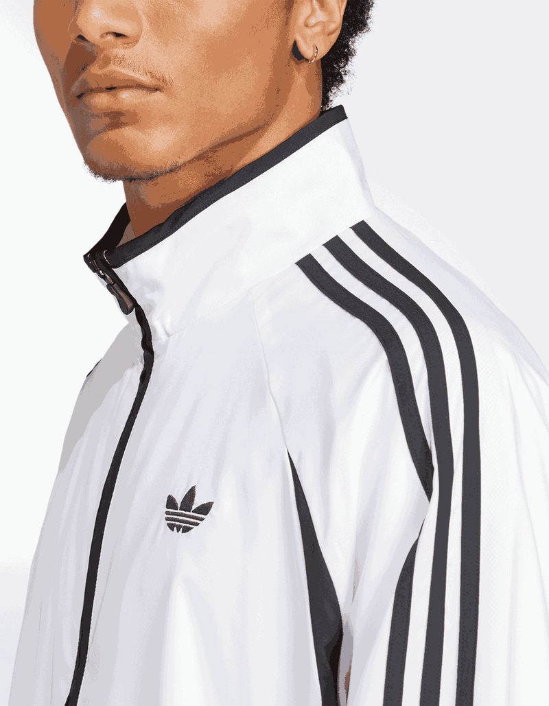 JP1116_5_APPAREL_On-Model_Detail-View-1_transparent_40_11zon.png