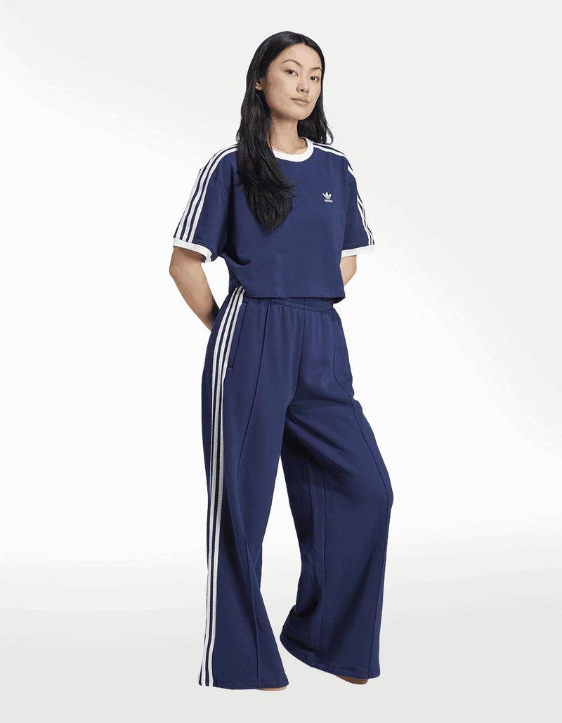 JC8151_4_APPAREL_On Model_Walking View_transparent_60_11zon.png