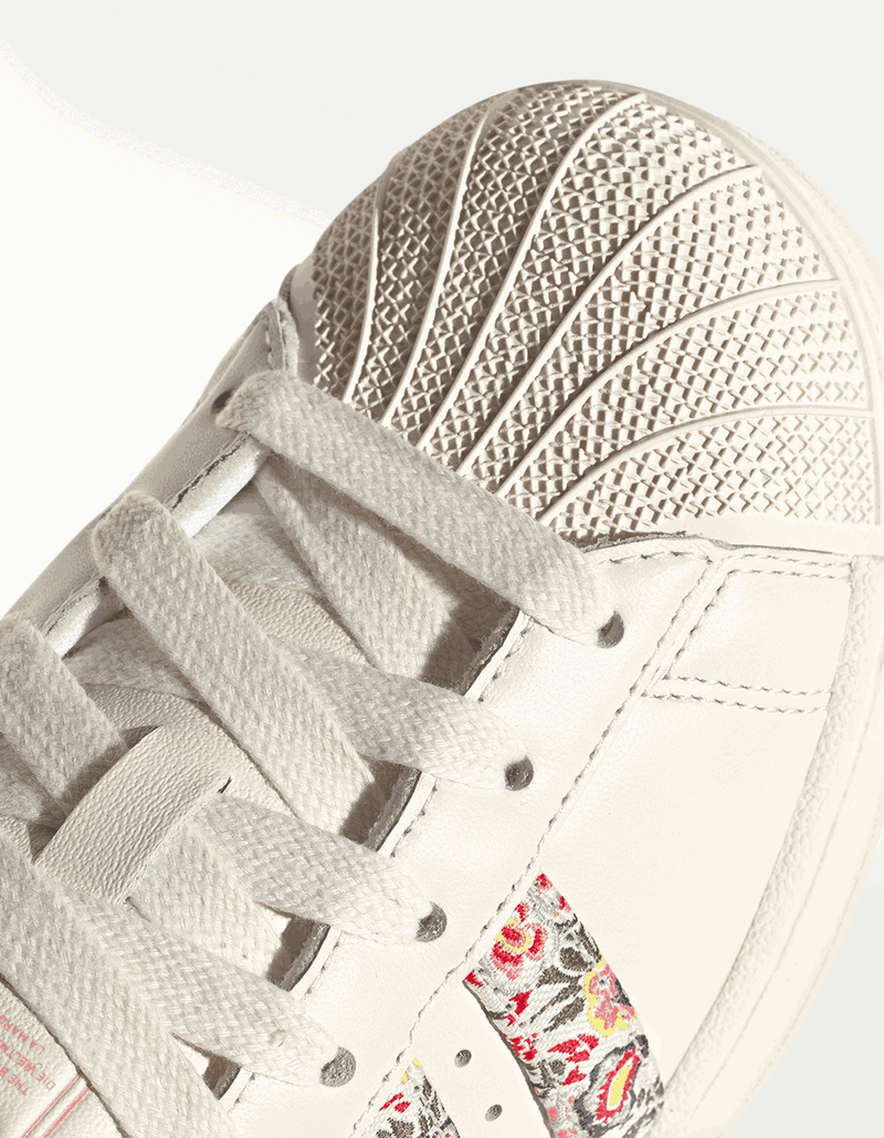 JI0200_9_FOOTWEAR_Photography_Detail View 2_transparent_25_11zon.png