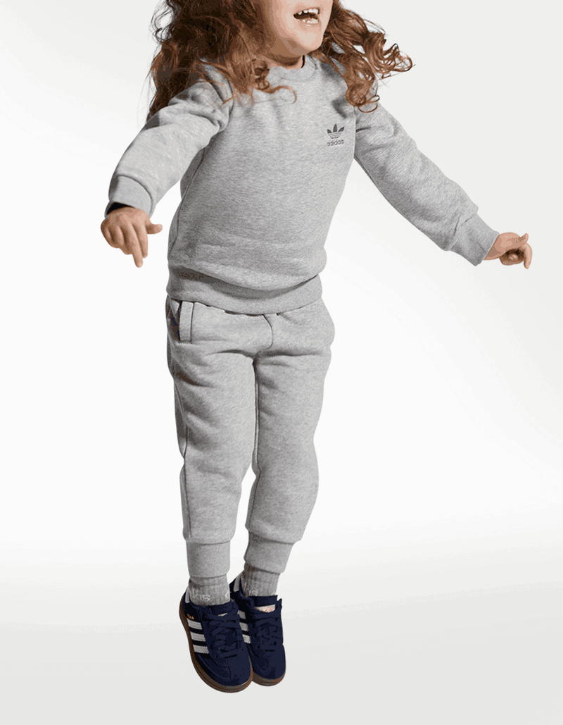 JI2901_11_FOOTWEAR_On Model_Front View_transparent_33_11zon.png