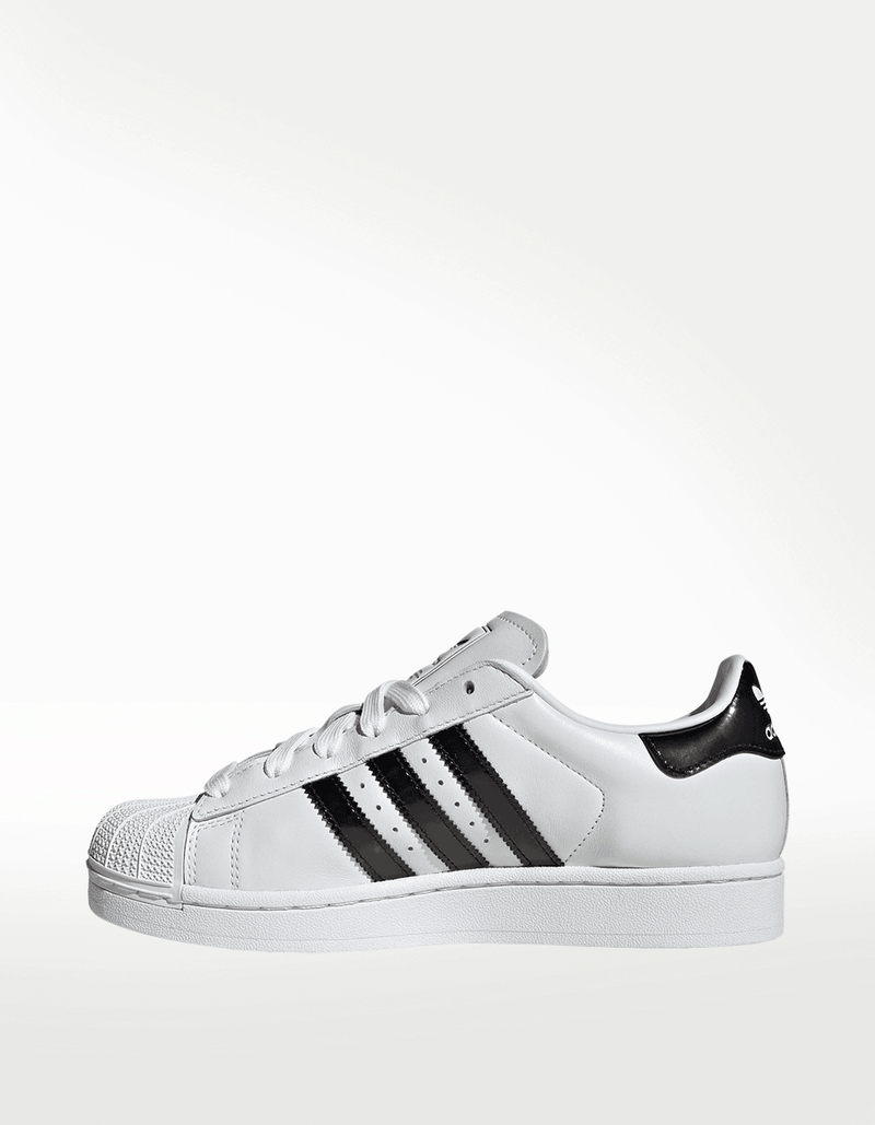 JP9677_5_FOOTWEAR_Photography_Side-Medial-Center-View_transparent_10_11zon.png