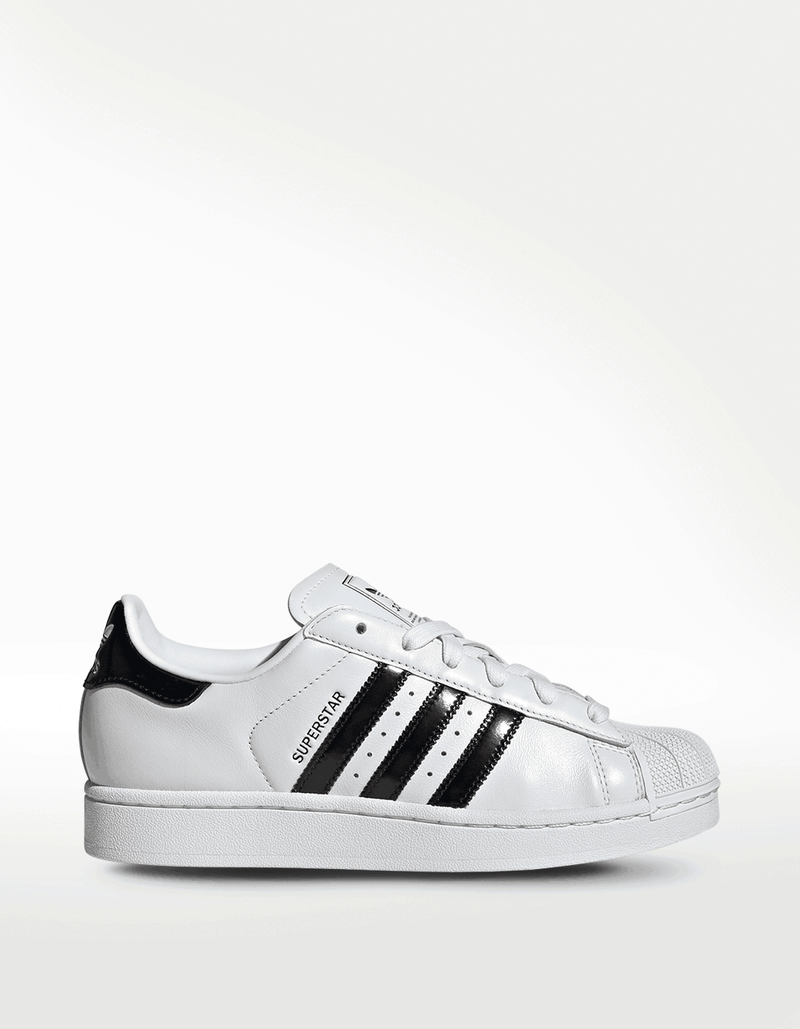 JP9677_1_FOOTWEAR_Photography_Side-Lateral-Center-View_transparent_9_11zon.png
