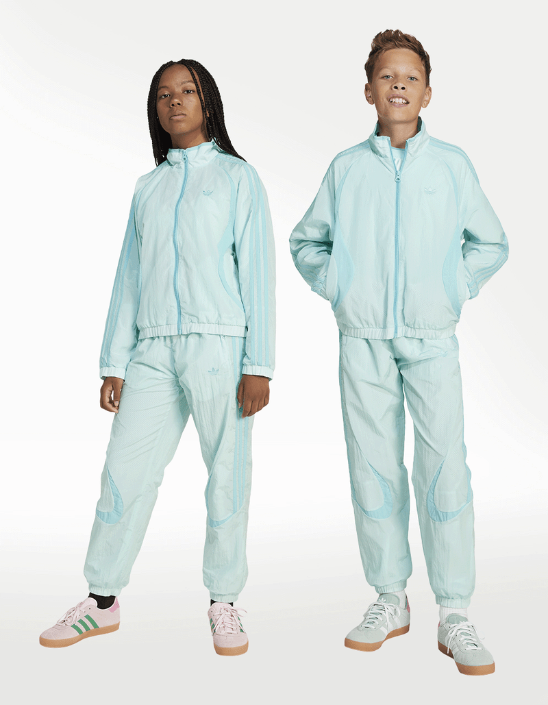 JC7887_8_APPAREL_On Model_Standard Unisex Pair Shot_transparent.png