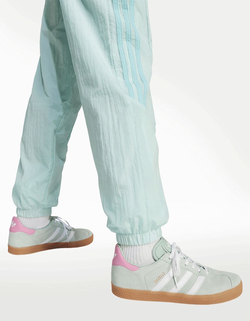 JC7887_6_APPAREL_On Model_Detail View 2_transparent.png