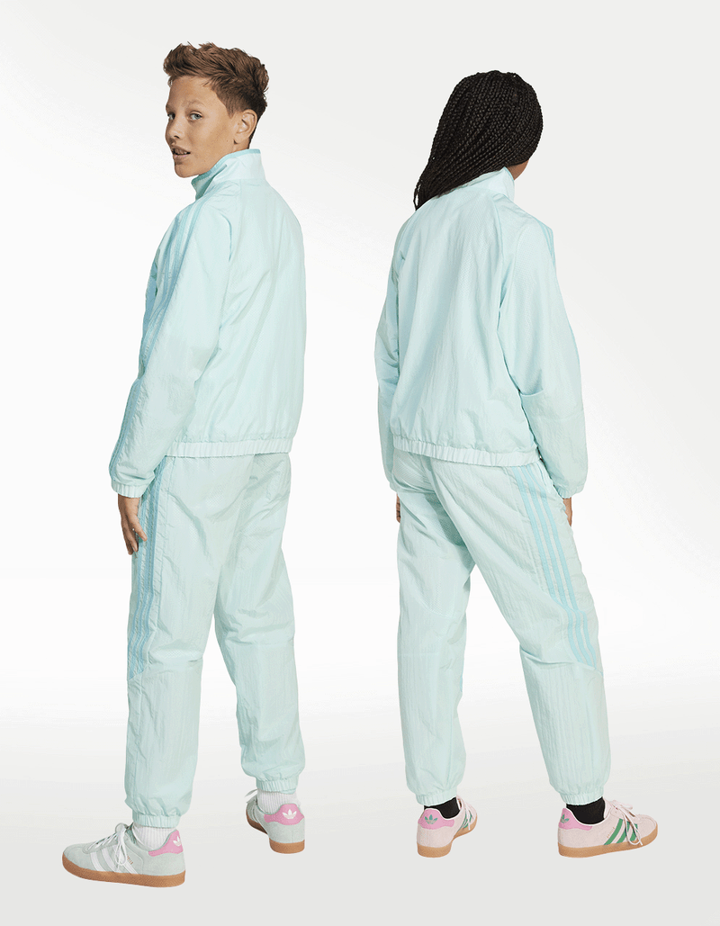 JC7887_7_APPAREL_On Model_Standard Unisex Back View_transparent.png