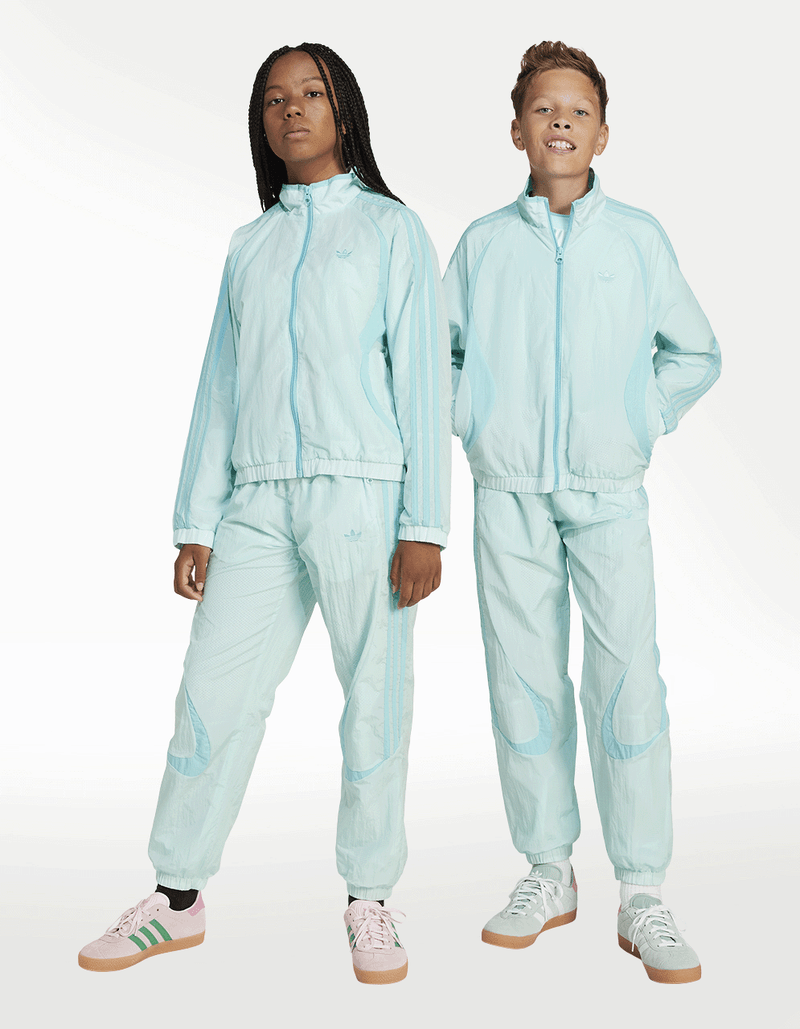 JC7888_8_APPAREL_On Model_Standard Unisex Pair Shot_transparent.png
