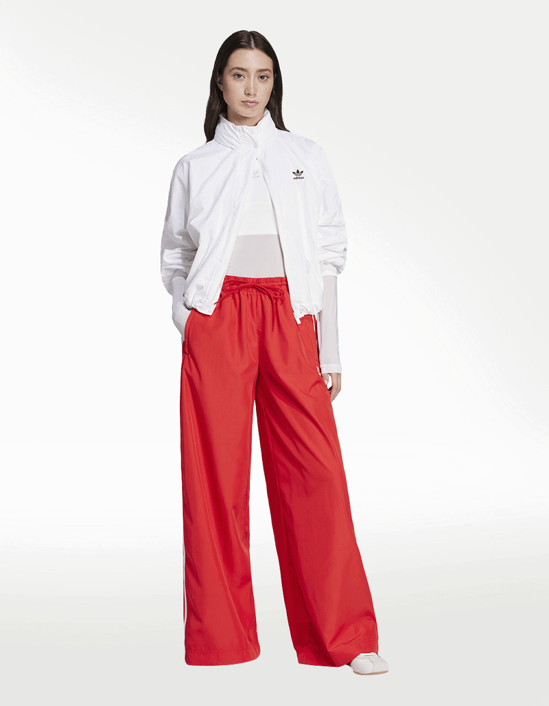 JD3388_5_APPAREL_On-Model_Walking-View_transparent