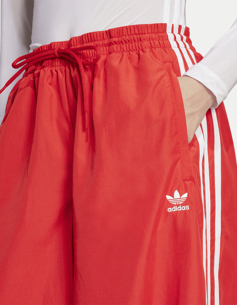 JD3388_6_APPAREL_On-Model_Detail-View-1_transparent
