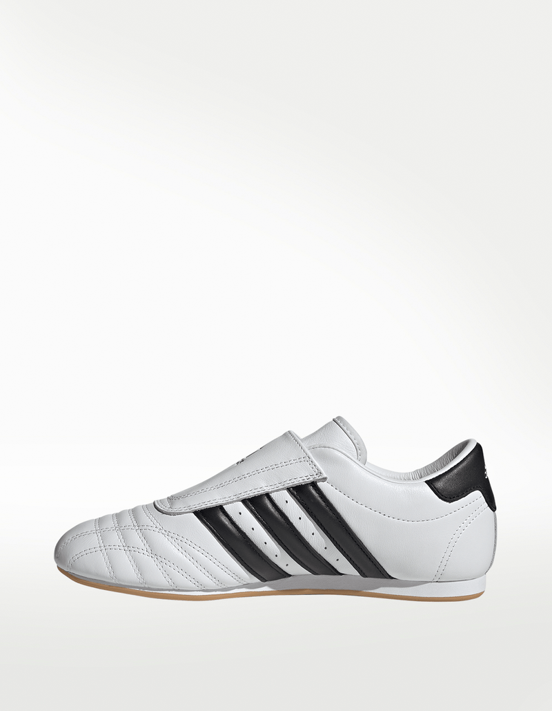 JQ4774_5_FOOTWEAR_Photography_Side-Medial-Center-View_transparent