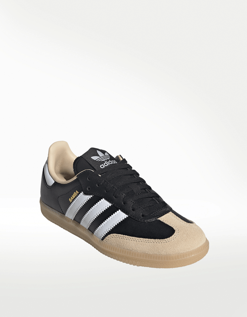 JQ8555_6_FOOTWEAR_Photography_Front-Lateral-Top-View_transparent