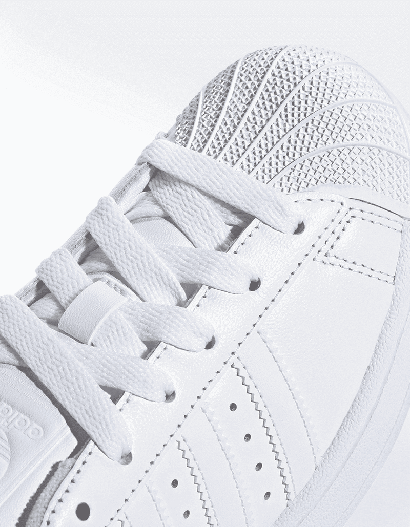 JH9978_8_FOOTWEAR_Photography_Detail-View-1_transparent