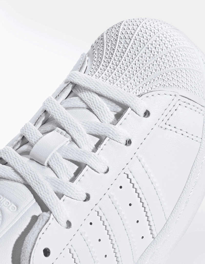 JH9982_8_FOOTWEAR_Photography_Detail-View-1_transparent