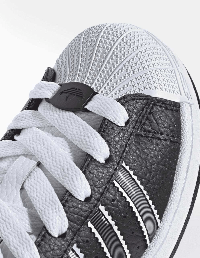 JQ0316_9_FOOTWEAR_Photography_Detail-View-2_transparent