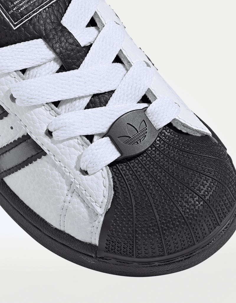 JQ0315_9_FOOTWEAR_Photography_Detail-View-2_transparent