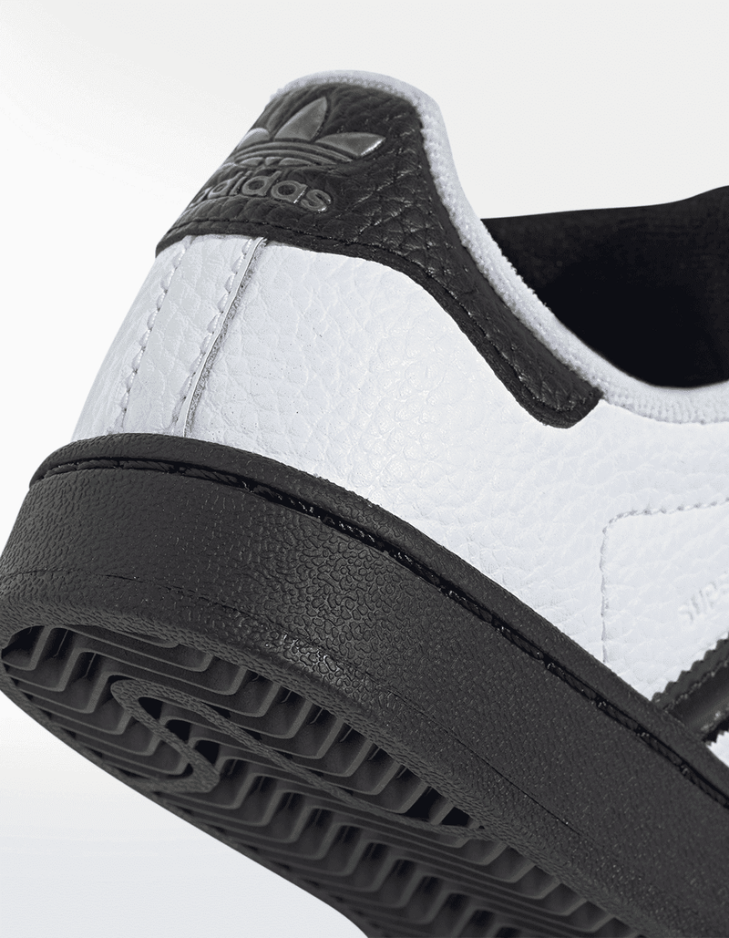 JQ0315_8_FOOTWEAR_Photography_Detail-View-1_transparent