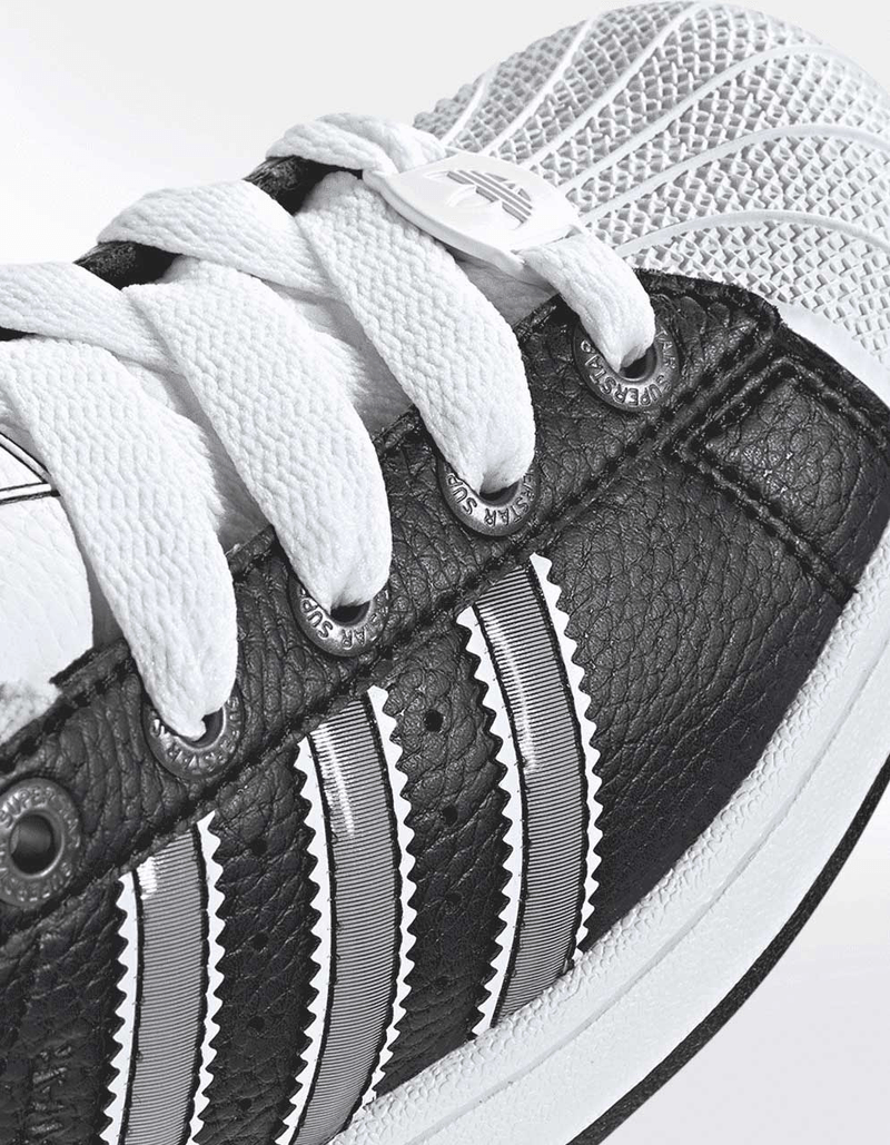 JQ0314_9_FOOTWEAR_Photography_Detail-View-2_transparent