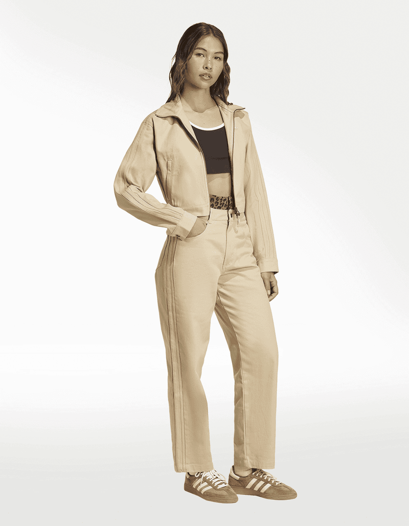 JX7600_4_APPAREL_On-Model_Walking-View_transparent