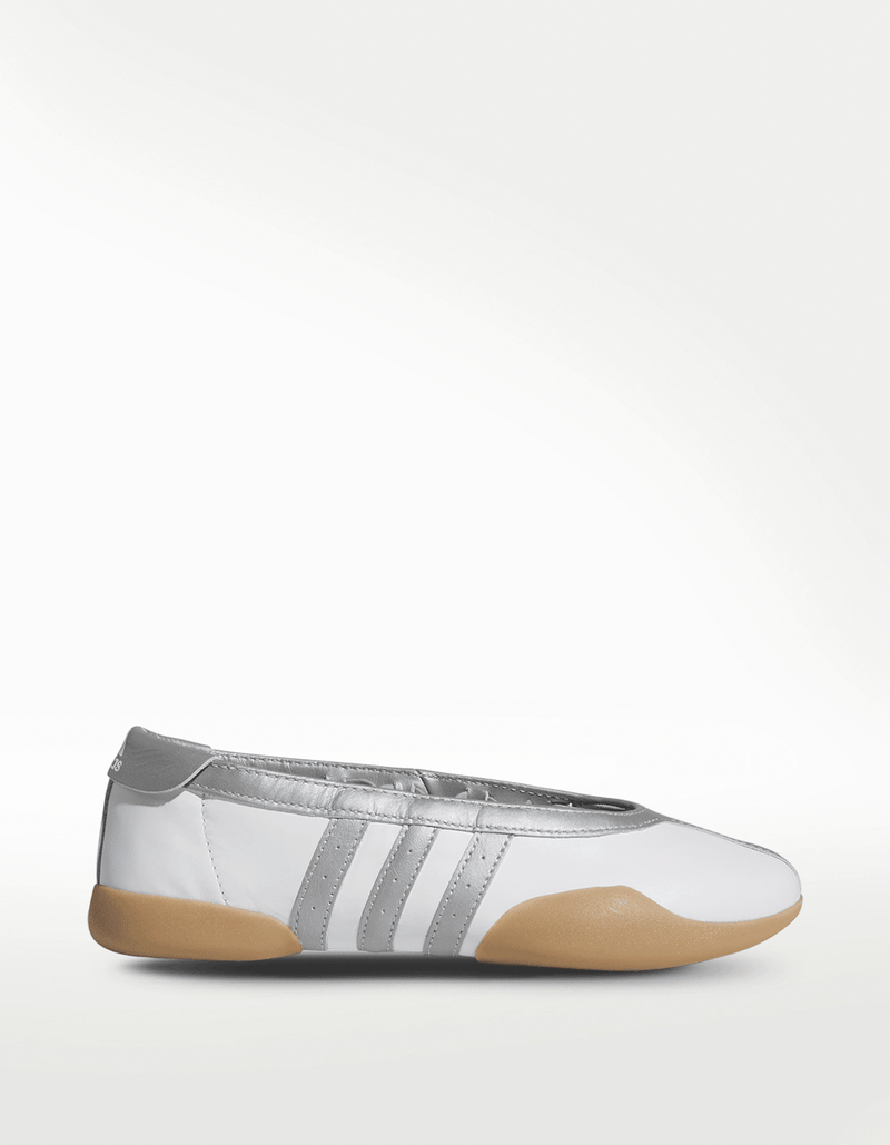 JQ6438_1_FOOTWEAR_Photography_Side-Lateral-Center-View_transparent