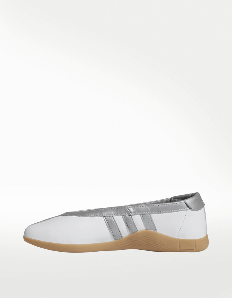 JQ6438_5_FOOTWEAR_Photography_Side-Medial-Center-View_transparent