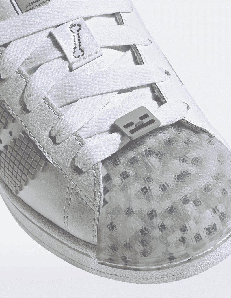 JP8082_8_FOOTWEAR_Photography_Detail-View-1_transparent