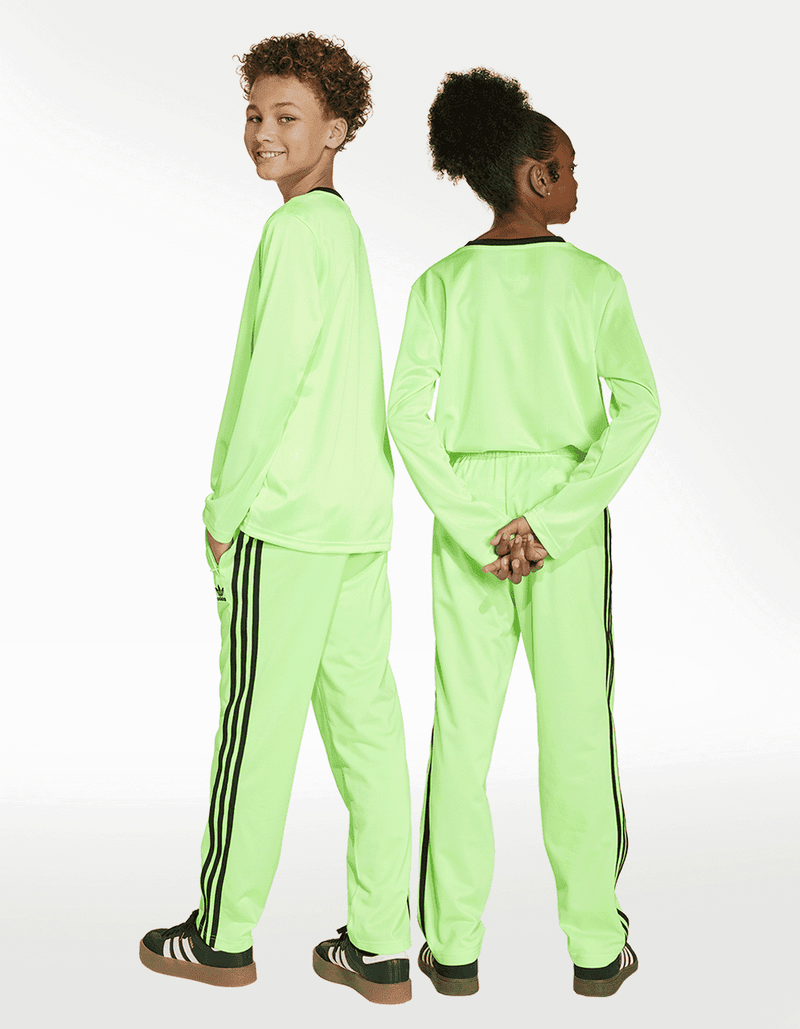 JV8591_7_APPAREL_On-Model_Standard-Unisex-Back-View_transparent