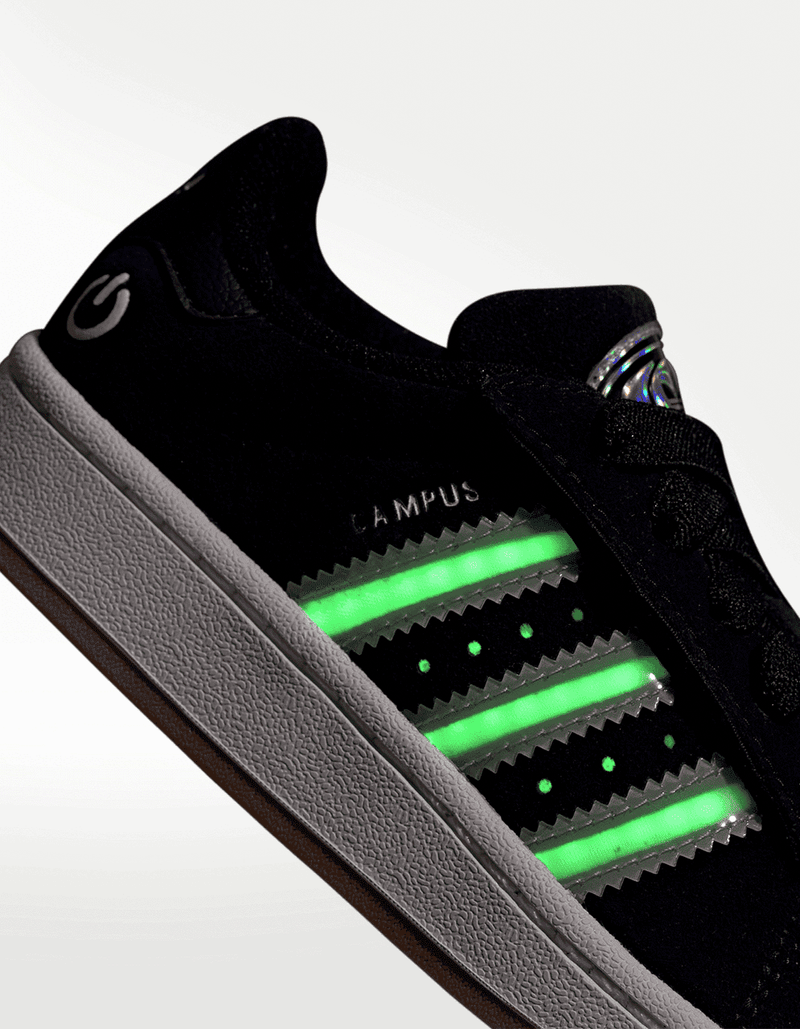 JS1277_15_FOOTWEAR_Photography_Reflective-Detail_transparent
