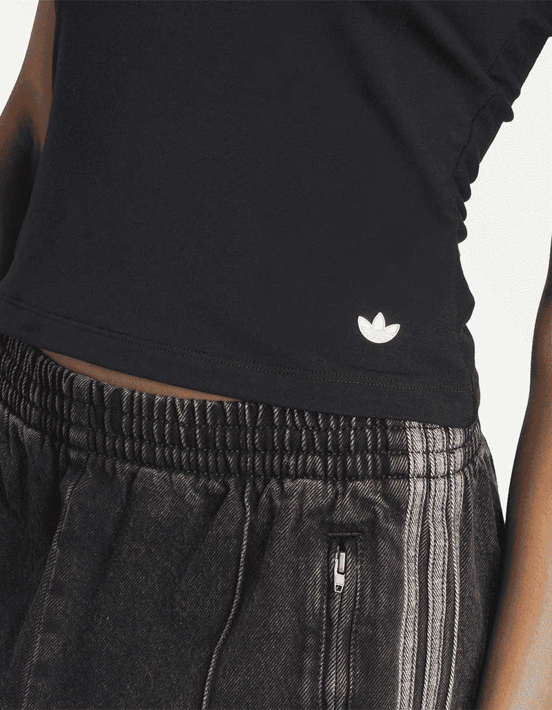JW5990_6_APPAREL_On Model_Detail View 2_transparent