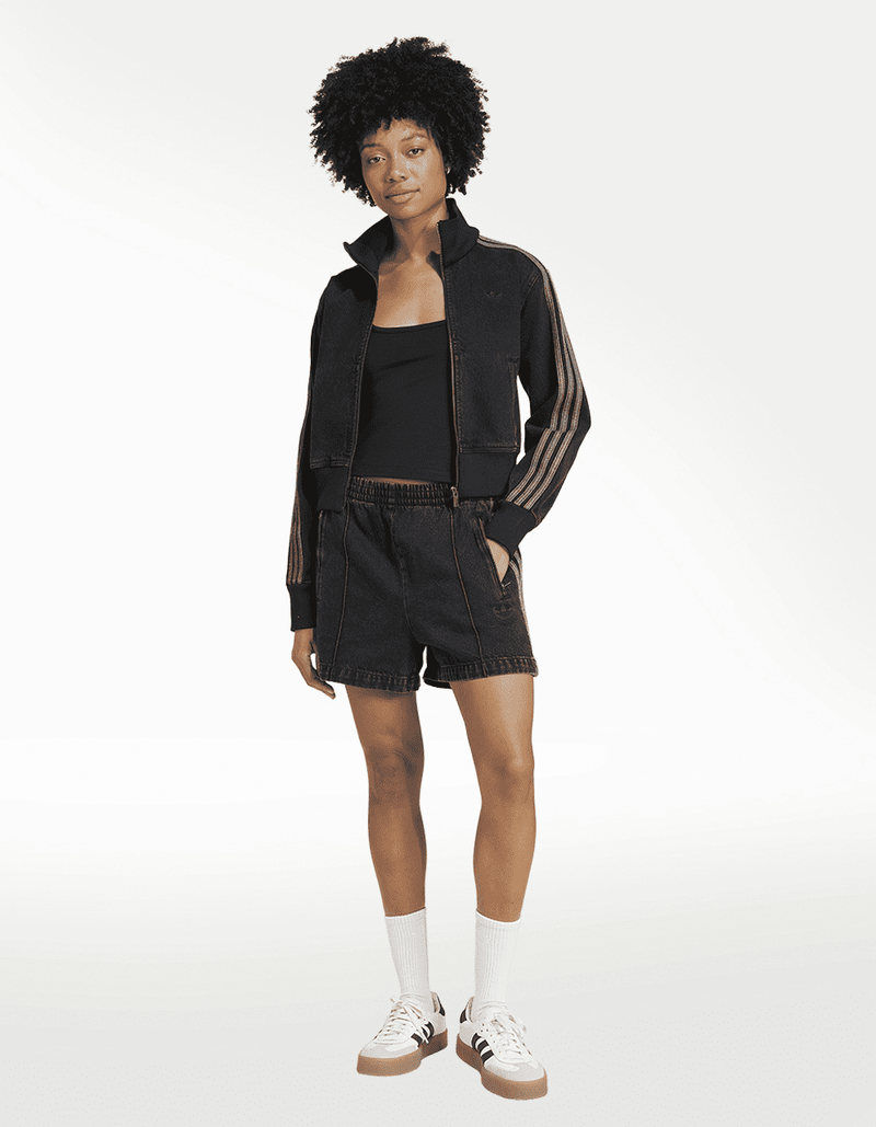 JW5990_4_APPAREL_On Model_Walking View_transparent
