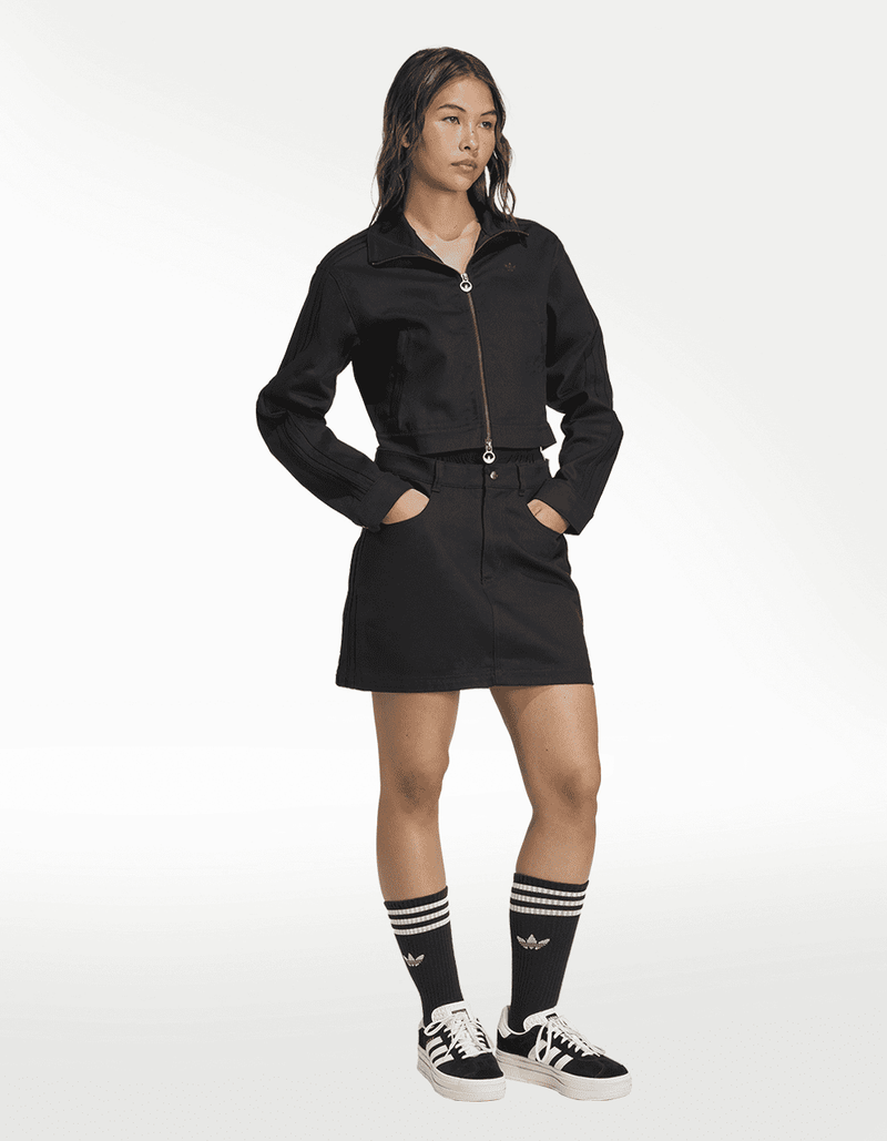JW7267_4_APPAREL_On Model_Walking View_transparent