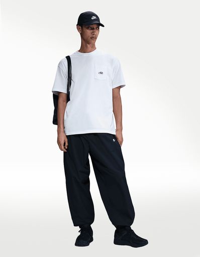 PLAYERA NIKE U NSW M90 SNKR PTCH PKT 2