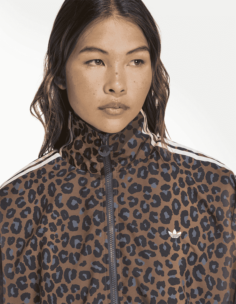 JW7301_5_APPAREL_On Model_Detail View 1_transparent