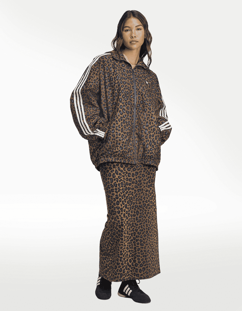 JW7301_4_APPAREL_On Model_Walking View_transparent