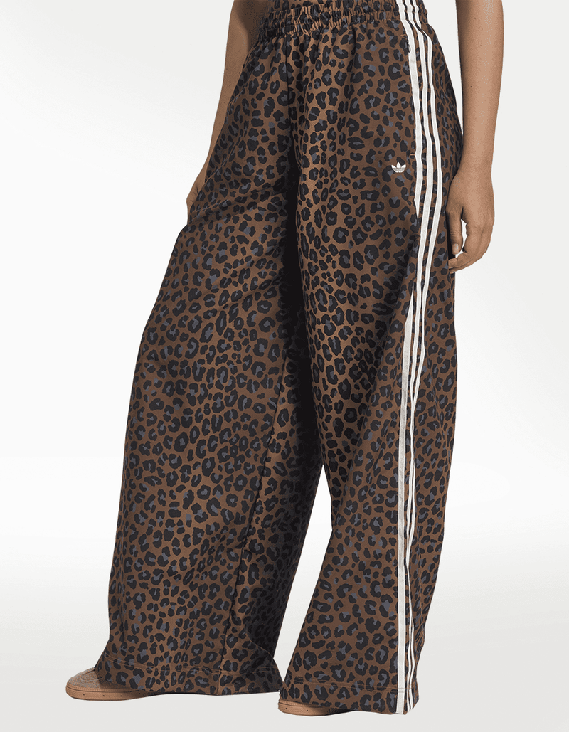 JW7302_2_APPAREL_On Model_Standard View_transparent