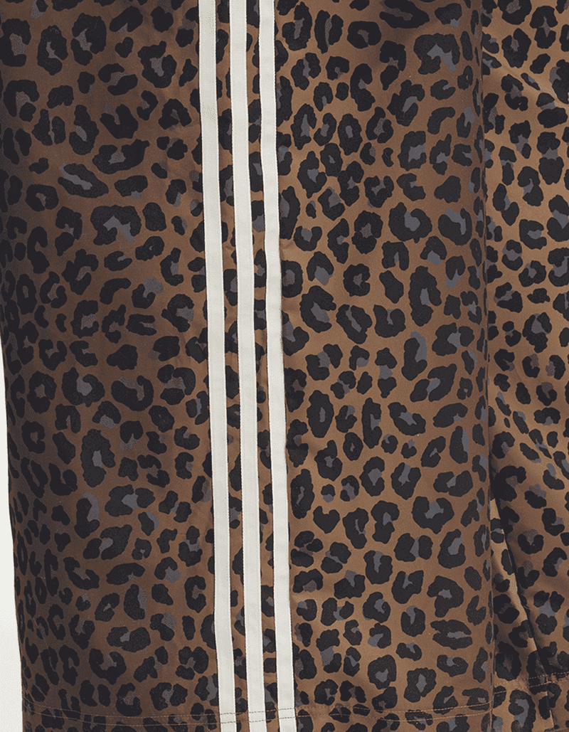 JW7302_5_APPAREL_On Model_Detail View 1_transparent