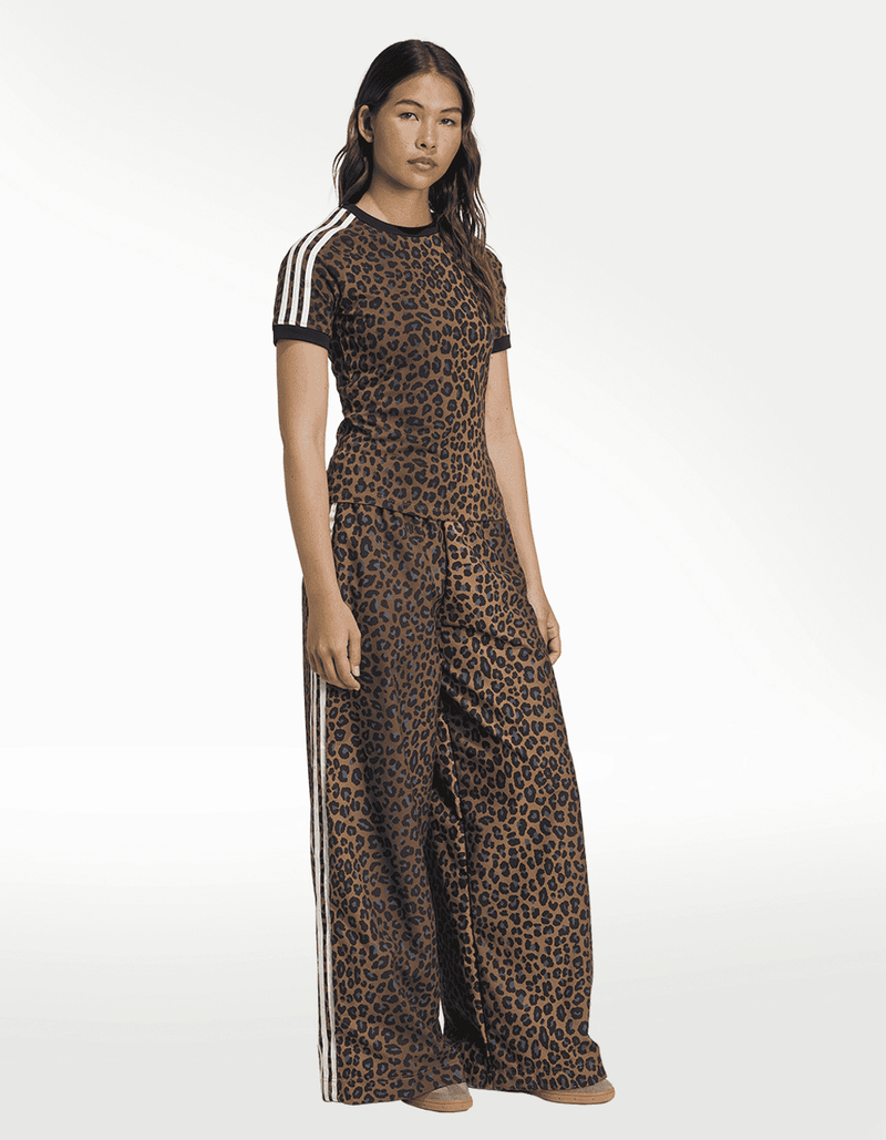 JW7302_4_APPAREL_On Model_Walking View_transparent