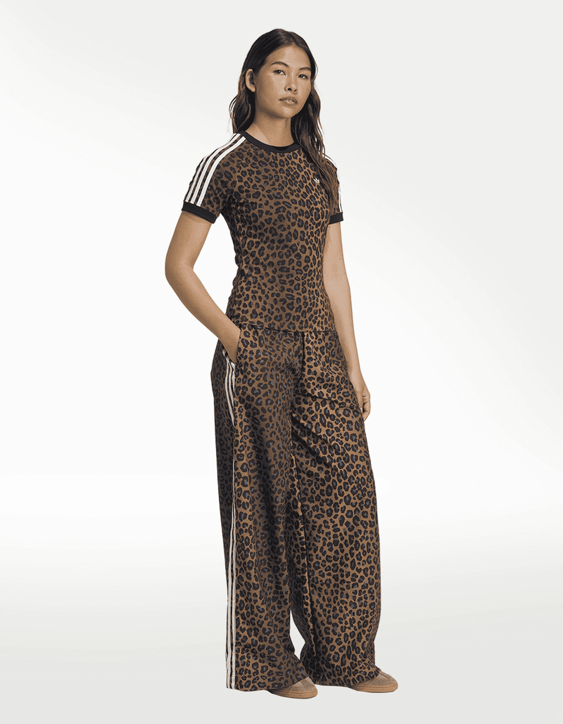 JW7304_4_APPAREL_On Model_Walking View_transparent