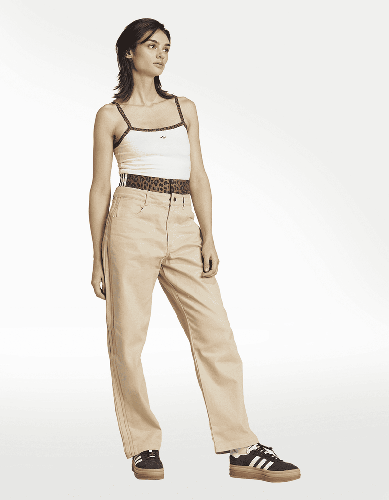 JW7309_4_APPAREL_On Model_Walking View_transparent