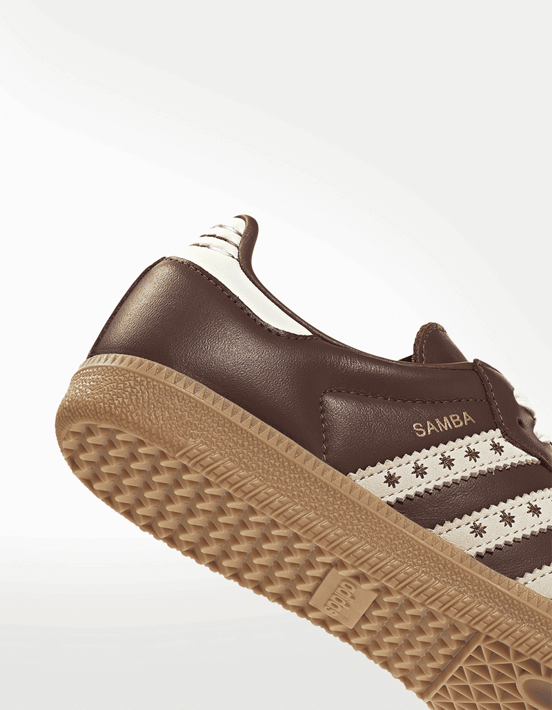 JR8821_8_FOOTWEAR_Photography_Detail View 1_transparent
