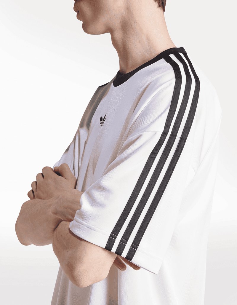 JW5877_6_APPAREL_On Model_Detail View 2_transparent