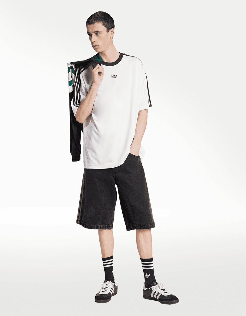 JW5877_4_APPAREL_On Model_Walking View_transparent