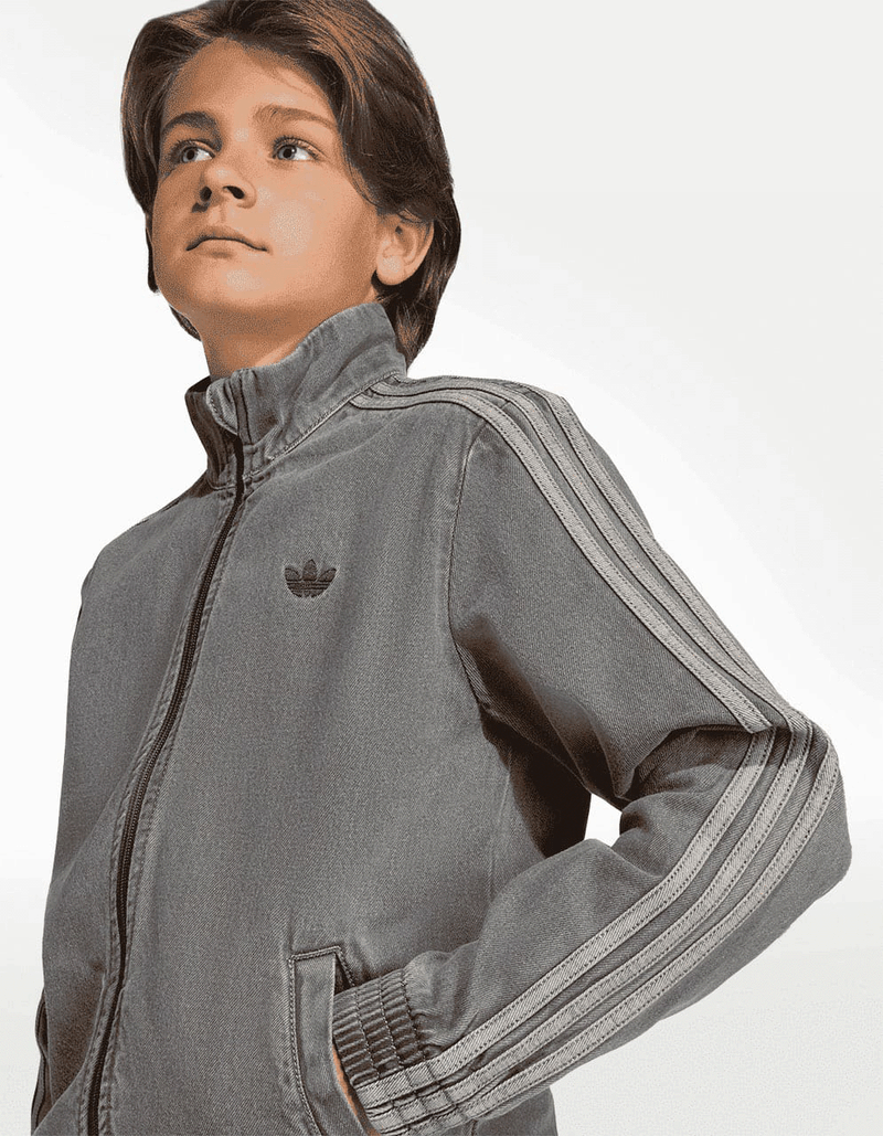 JV7801_5_APPAREL_On Model_Detail View 1_transparent