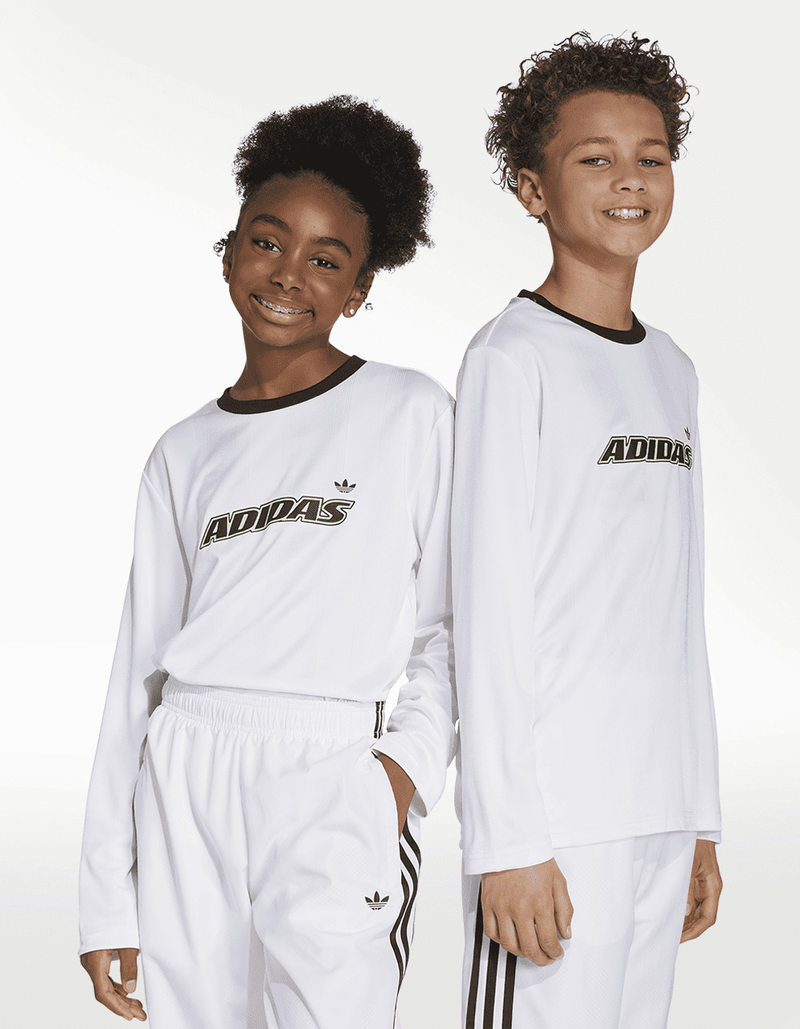 JV8662_8_APPAREL_On Model_Standard Unisex Pair Shot_transparent