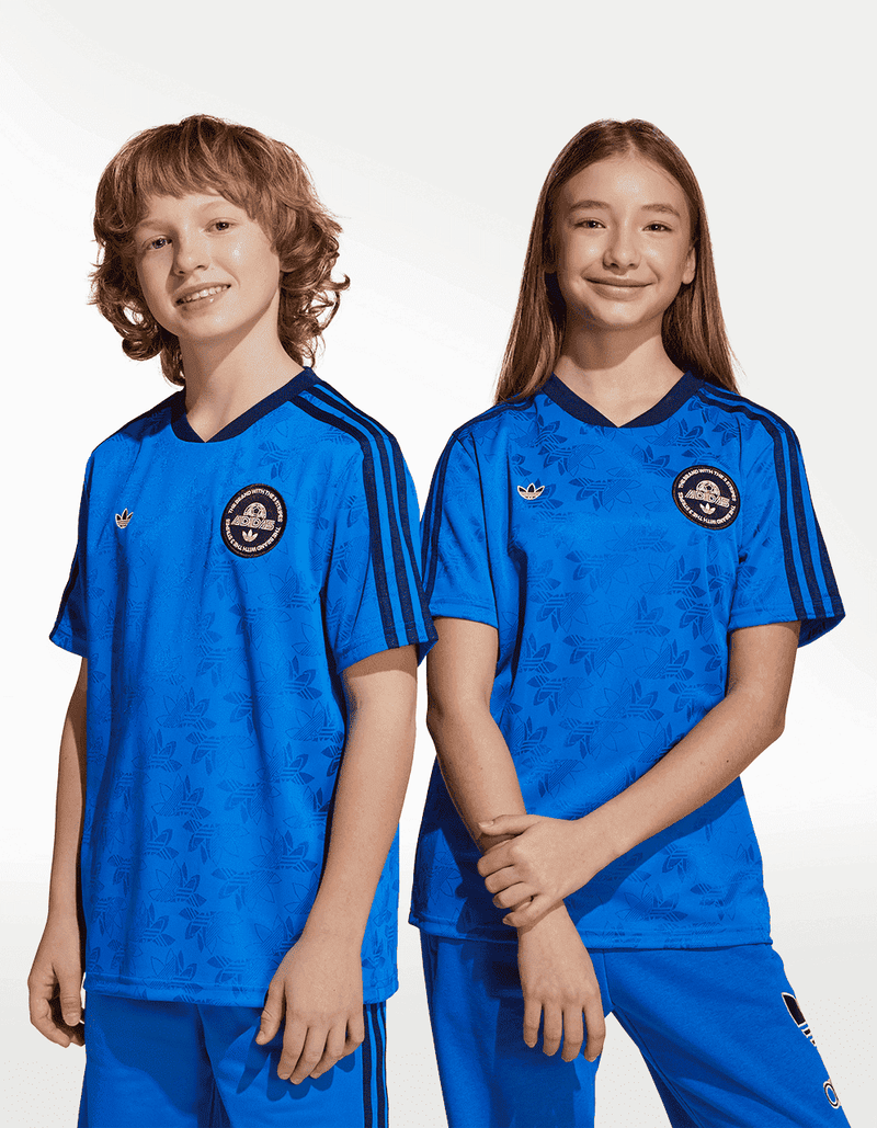 JV7681_8_APPAREL_On Model_Standard Unisex Pair Shot_transparent
